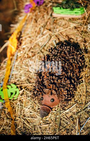 Recyclage : un hérisson et un champignon en bouteilles de plastique dans un jardin.Hérisson de cônes avec leurs propres mains. Banque D'Images