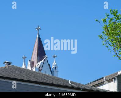 LA NOUVELLE-ORLÉANS, LA, États-Unis - 28 OCTOBRE 2021 : clocher avec Spire brisé, de l'ouragan Ida, sur l'église luthérienne historique de Sion Banque D'Images