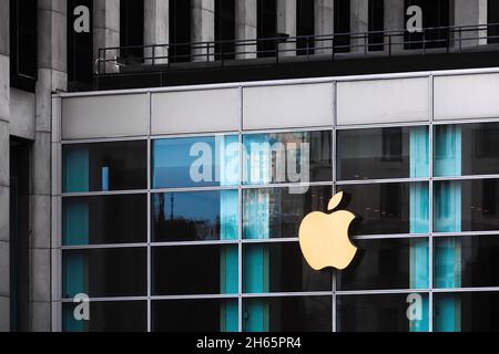 NEW YORK CITY, Etats-Unis - 17 septembre 2017 : logo Apple Store sur Fifth Avenue à New York, NY, Etats-Unis Banque D'Images
