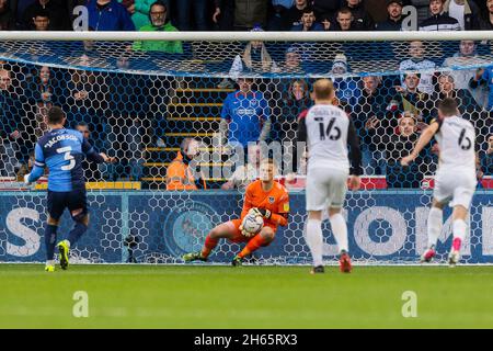 Alex Bass, gardien de but de Portsmouth, sauve une pénalité de Joe Jacobson de Wycombe Wanderers lors du match de la Sky Bet League One à Adams Park, High Wycombe.Date de la photo: Samedi 13 novembre 2021. Banque D'Images