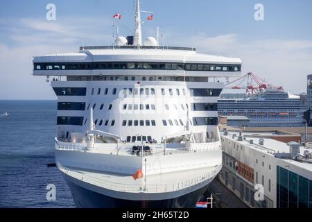 Vue de face du Cunard Queen Mary 2 à Port, port maritime de Halifax Nouvelle-Écosse Canada le 10 août 2017 Banque D'Images