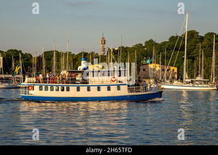 Stockholm, Suède - 26 juin 2016 : bateaux à passagers dans la baie, dans la partie historique de la capitale de Stockholm. Banque D'Images