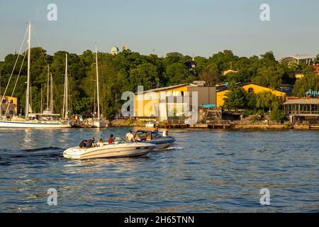 Stockholm, Suède - 26 juin 2016 : bateaux à passagers dans la baie, dans la partie historique de la capitale de Stockholm. Banque D'Images