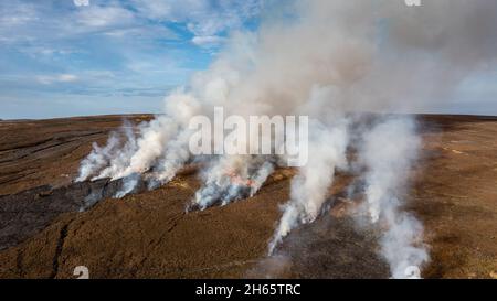 08/10/21 North York Moors - Heather brûlant dans divers endroits dans les North York Moors Banque D'Images