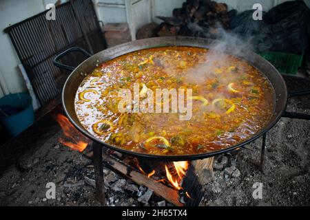 Une délicieuse cuisine espagnole de paella au feu de bois dans un restaurant de plage de Nerja cuisine espagnole typique cuisinée à l'ancienne façon Paysage aspect sh Banque D'Images