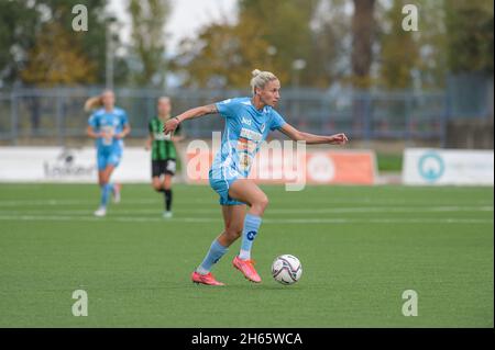 Kaja Erzen (11) Napoli Femminile contrôle le ballon pendant le match de football italien Seria A Women 2021/2022 entre Napoli Femminile contre U.S. Sassuolo Women le 13 novembre 2021 au stade Giuseppe Piccolo à Cercola Italie Banque D'Images