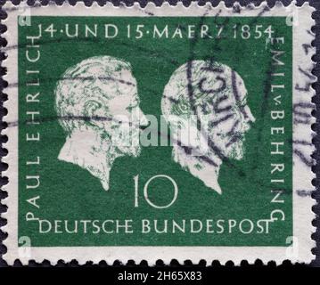 ALLEMAGNE - VERS 1954: Ce timbre-poste montre un protrait de Paul Ehrlich et Emil von Behring à l'occasion de leur 100e anniversaire, vers 19 Banque D'Images