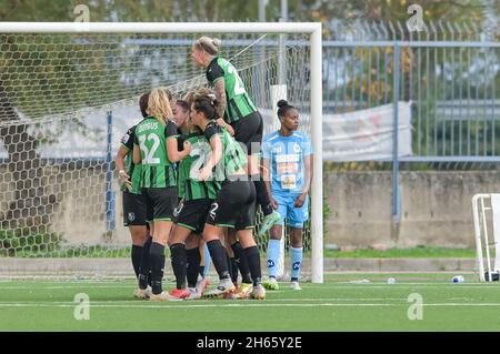 Naples, Italie.13 novembre 2021. Fête après avoir marquant un but lors du match de football italien Seria A Women 2021/2022 entre Napoli Femminile vs U.S. Sassuolo Women le 13 novembre 2021 au stade Giuseppe Piccolo à Cercola Italie crédit: Independent photo Agency/Alay Live News Banque D'Images