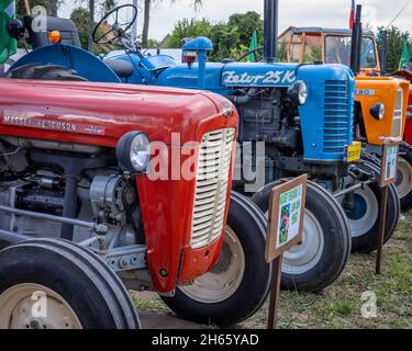 Biała, Pologne - 29 août 2021 : trois nouveaux tracteurs agricoles au festival de la moisson. Banque D'Images