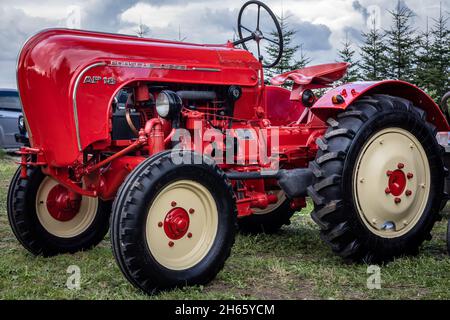 Biała, Pologne - 29 août 2021 : un tout nouveau tracteur agricole rouge Porsche Diesel au festival de la moisson. Banque D'Images