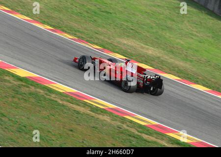 Circuit de Mugello, 21 novembre 2008 : Valentino Rossi teste la Ferrari F1 2008 ex Champion du monde Kimi Raikkonen au circuit de Mugello en Italie. Banque D'Images