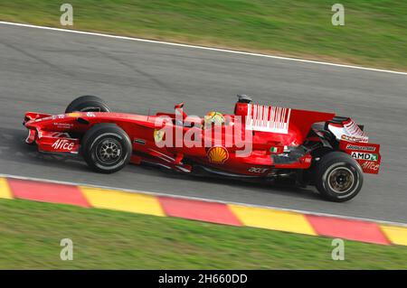 Circuit de Mugello, 21 novembre 2008 : Valentino Rossi teste la Ferrari F1 2008 ex Champion du monde Kimi Raikkonen au circuit de Mugello en Italie. Banque D'Images