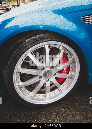 Kiev, Ukraine - 18 septembre 2010 : BMW M3 dans les raindrops.Roues de voiture BMW M3 Banque D'Images