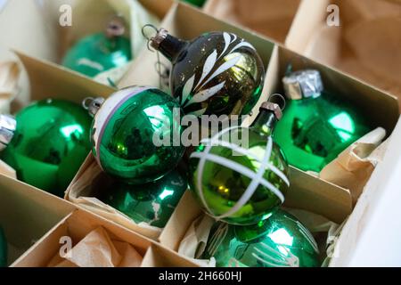 Décorations en boîte de boules de Noël en verre de couleur vintage Banque D'Images