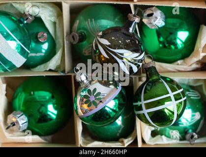 Décorations en boîte de boules de Noël en verre de couleur vintage Banque D'Images