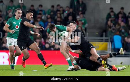 Hugo Keenan, en Irlande, est abordé lors du match international d'automne au stade Aviva, à Dublin.Date de la photo: Samedi 13 novembre 2021. Banque D'Images