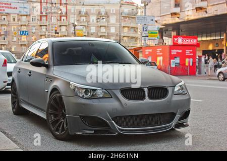 Kiev, Ukraine - 17 mai 2014: Gris mat BMW M5 E60 Platinum Motorsport dans la ville Banque D'Images
