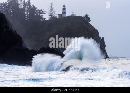 Vagues écrasant à cape déception Banque D'Images