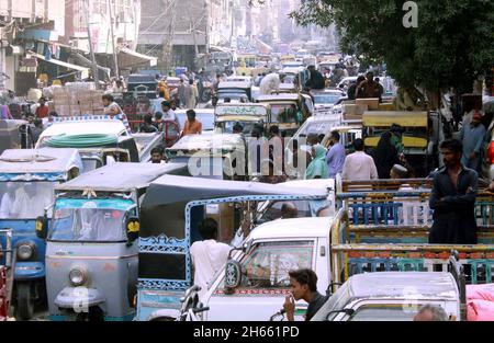 Vue de l'embouteillage en raison de la négligence du personnel de la police de la circulation et du stationnement illégal, nécessitent l'attention du département concerné, situé sur la route Station à Hyderabad le samedi 13 novembre 2021. Banque D'Images