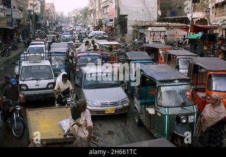 Vue de l'embouteillage en raison de la négligence du personnel de la police de la circulation et du stationnement illégal, nécessitent l'attention du département concerné, situé sur la route Station à Hyderabad le samedi 13 novembre 2021. Banque D'Images