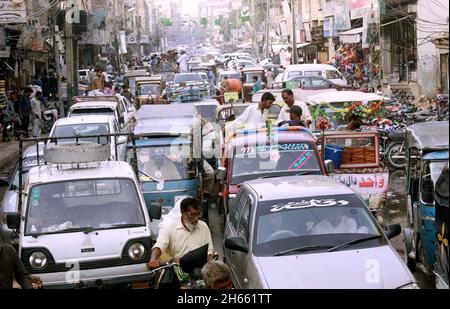 Vue de l'embouteillage en raison de la négligence du personnel de la police de la circulation et du stationnement illégal, nécessitent l'attention du département concerné, situé sur la route Station à Hyderabad le samedi 13 novembre 2021. Banque D'Images