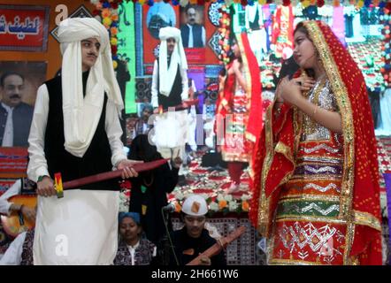 Les élèves présentent un tableau sur scène lors d'une cérémonie à l'occasion de la célébration de la semaine de reconnaissance du Shah Abdul Latif Bhittai, qui s'est tenue au Musée Sindh à Hyderabad le samedi 13 novembre 2021. Banque D'Images