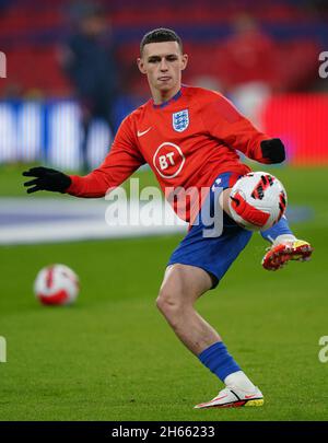 Phil Foden, en Angleterre, s'échauffe avant le match de qualification de la coupe du monde de la FIFA au stade Wembley, Londres.Date de la photo : vendredi 12 novembre 2021. Banque D'Images