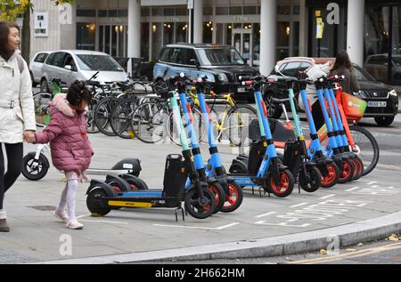 E scooters / scooters électriques à louer dans le quartier de Westminster à Londres, au Royaume-Uni, alors que la ville poursuit son essai de location de scooters électroniques Banque D'Images