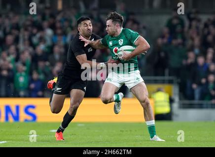 Hugo Keenan (à droite), en Irlande, est attaqué par Rieko Ioane, en Nouvelle-Zélande, lors du match international d'automne au stade Aviva, à Dublin.Date de la photo: Samedi 13 novembre 2021. Banque D'Images