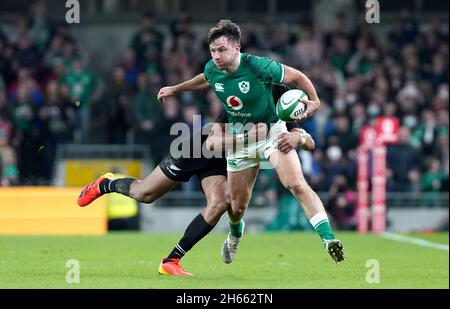 Hugo Keenan (front), en Irlande, est attaqué par Rieko Ioane, en Nouvelle-Zélande, lors du match international d'automne à Aviva Stadium, Dublin.Date de la photo: Samedi 13 novembre 2021. Banque D'Images