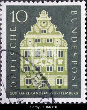 ALLEMAGNE - VERS 1957 : ce timbre-poste montre la façade de la maison paysagère de Stuttgart, détruite en 1944.Texte: 500 ans Landtag Würtemberg Banque D'Images