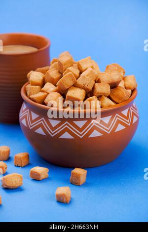 Shakkarpara ou shankarpali ou shankarpâle est de forme carrée traditionnelle indienne maison maharashtrian sucrée des en-cas, préparés au festival de diwali. Banque D'Images