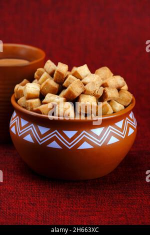 Shakkarpara ou shankarpali ou shankarpâle est de forme carrée traditionnelle indienne maison maharashtrian sucrée des en-cas, préparés au festival de diwali. Banque D'Images