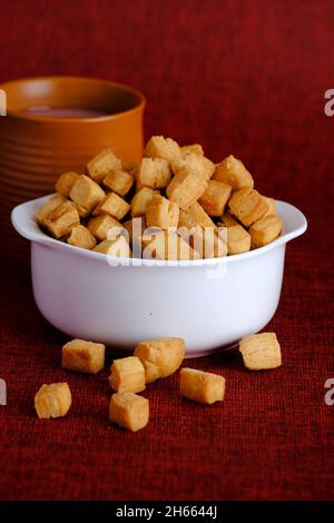 Shakkarpara ou shankarpali ou shankarpâle est de forme carrée traditionnelle indienne maison maharashtrian sucrée des en-cas, préparés au festival de diwali. Banque D'Images