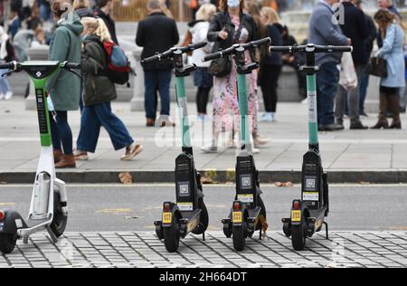 E scooters / scooters électriques à louer dans le quartier de Westminster à Londres, au Royaume-Uni, alors que la ville poursuit son essai de location de scooters électroniques Banque D'Images