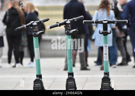 Scooters électriques / scooters E à louer dans le centre de Londres près de Trafalgar Square alors que Londres continue son essai de location de scooters E dans toute la ville Banque D'Images