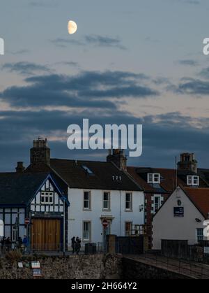 North Berwick, East Lothian, Écosse, Royaume-Uni, 13 novembre 2021.Météo au Royaume-Uni : une lune de gibbous épiée s'élève au-dessus de la ville balnéaire Banque D'Images