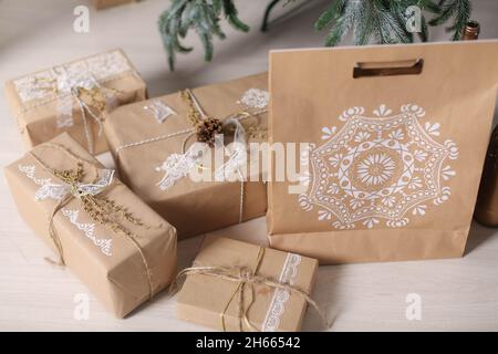 Décorations de Noël boîtes-cadeaux en papier d'emballage près de l'arbre de Noël. Banque D'Images