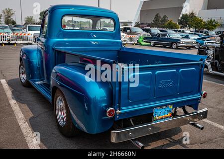 Reno, NV - 6 août 2021 : camion Ford F1 1951 à un salon de voiture local. Banque D'Images