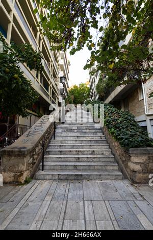 Athènes, Grèce.Novembre 2021. L'escalier pour monter jusqu'à la colline de Lycabette dans le centre-ville. Banque D'Images