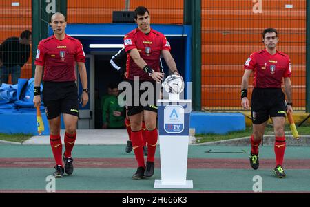Naples, Italie.13 novembre 2021.L'arbitre Gualtieri (Ascoli) pendant le match de football italien Seria A Women 2021/2022 entre Napoli Femminile contre U.S. Sassuolo Women le 13 novembre 2021 au stade Giuseppe Piccolo à Cercola Italie crédit: Agence de photo indépendante/Alamy Live News Banque D'Images