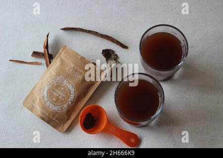 Mumbai, Maharashtra, Inde, novembre 13 2021: Kashmiri Kawa chai ou Kewa par le bien-être kaashi, est un thé aromatique originaire du 2ème siècle et est c Banque D'Images