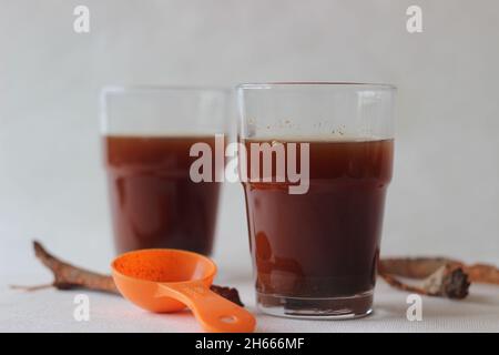 Le Chai Kashmiri Kawa ou Kewa est un thé aromatique né au 2ème siècle.À base de feuilles de thé, safran, écorce de cannelle, gousses de cardamome, clous de girofle,démarrer Banque D'Images