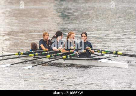 Cork, Irlande.13 novembre 2021.Des rameurs de clubs autour du comté de Cork sont descendus aujourd'hui dans la ville de Cork pour des essais de temps appelés 'Kibbereen Head of the River'.Les équipages se sont élevés de la ville de Cork au Blackrock Rowing Club, le plus rapide ayant pris les titres dans différentes catégories.Crédit : AG News/Alay Live News Banque D'Images