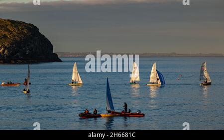 North Berwick, East Lothian, Écosse, Royaume-Uni, 13 novembre 2021.Météo au Royaume-Uni : beau temps relativement chaud à la fin de l'après-midi avant le coucher du soleil.East Lothian Yacht Club voile bateaux dehors dans le Firth of Forth Banque D'Images