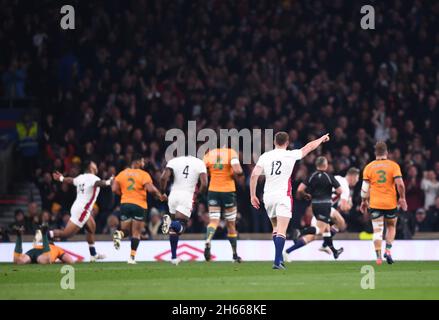 13 novembre 2021; Twickenham, Londres, Angleterre, Autumn Series International rugby, Angleterre contre Australie: Owen Farrell célèbre comme Freddie Steward d'Angleterre marque un essai pour 7-3 Banque D'Images