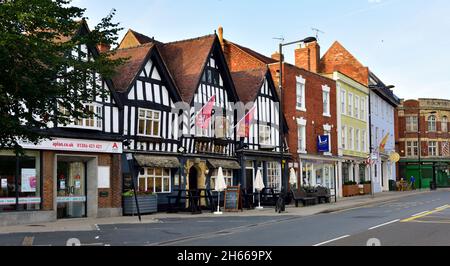 High Street et Royal Oak Pub de la ville marchande d'Evesham avec des bâtiments historiques à pans de bois, Worcestershire, West Midlands, Royaume-Uni Banque D'Images