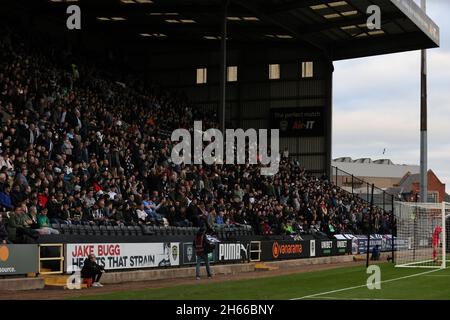 NOTTINGHAM, ROYAUME-UNI.13 NOVEMBRE Une fin de maison emballée est vu tandis que la présence de 12843 brise le record au niveau de la Ligue nationale lors du match de la Ligue nationale entre le comté de Notts et Solihull Maures au stade Meadow Lane, Nottingham, le samedi 13 novembre 2021.( Credit: james holyOak/Alay Live News Banque D'Images