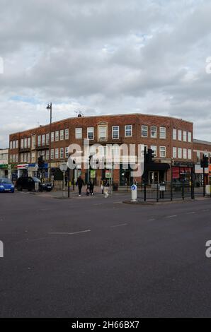 Les magasins de High Street font depuis longtemps face à la concurrence des grands supermarchés, et maintenant ils font face à une concurrence encore plus grande de la part des clients qui se déplacent pour acheter en ligne. Banque D'Images