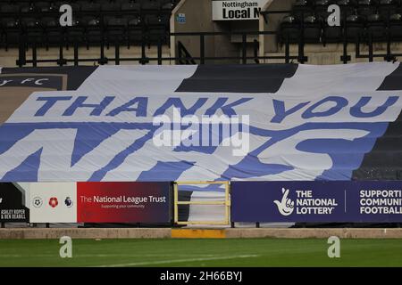 NOTTINGHAM, ROYAUME-UNI.13 NOVEMBRE Une bannière NHS de remerciement est vue pendant le match de la Ligue nationale entre le comté de Notts et Solihull Maures au stade Meadow Lane, Nottingham, le samedi 13 novembre 2021.( Credit: james holyOak/Alay Live News Banque D'Images